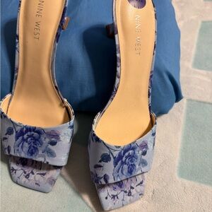 Nine West Women's Blue Floral Heels